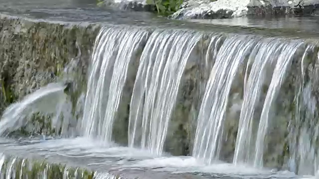 在天然泉水中排出水和水流的管道视频素材