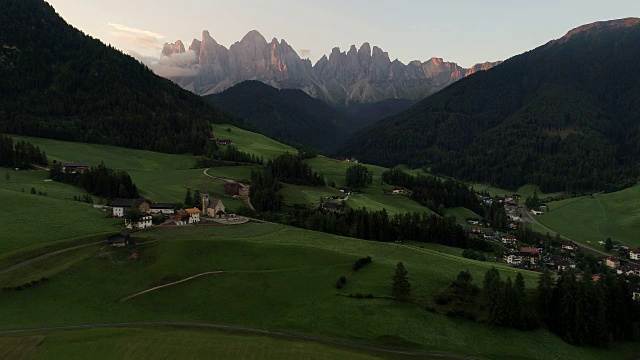 无人机视频圣玛达莱娜圣马达莱娜瓦尔迪富内斯在Dolomites意大利阿尔卑斯山与Furchetta峰的背景视频素材