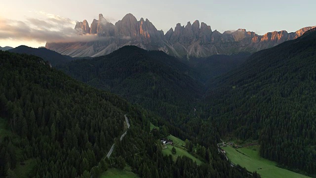 无人机视频圣玛达莱娜圣马达莱娜瓦尔迪富内斯在Dolomites意大利阿尔卑斯山与Furchetta峰的背景视频素材