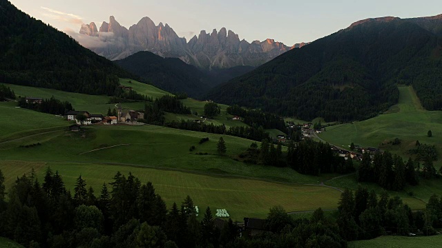 无人机视频圣玛达莱娜圣马达莱娜瓦尔迪富内斯在Dolomites意大利阿尔卑斯山与Furchetta峰的背景视频素材