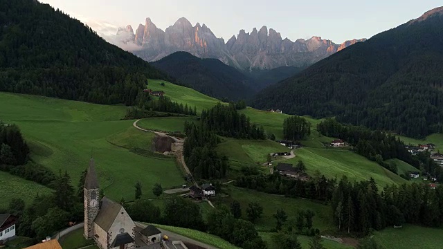 无人机视频圣玛达莱娜圣马达莱娜瓦尔迪富内斯在Dolomites意大利阿尔卑斯山与Furchetta峰的背景视频素材