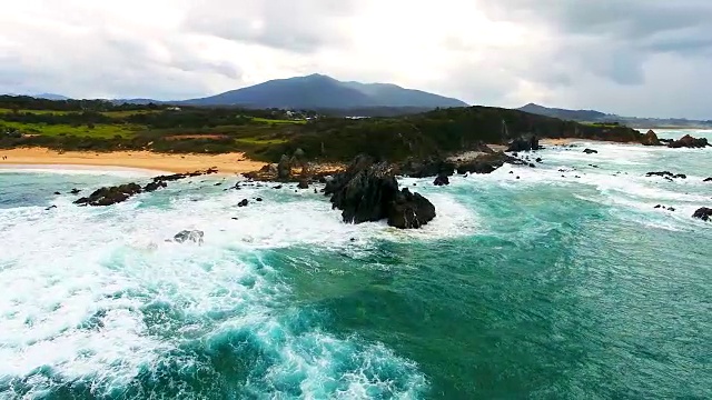 环绕着海洋的岩石在空中旋转视频素材