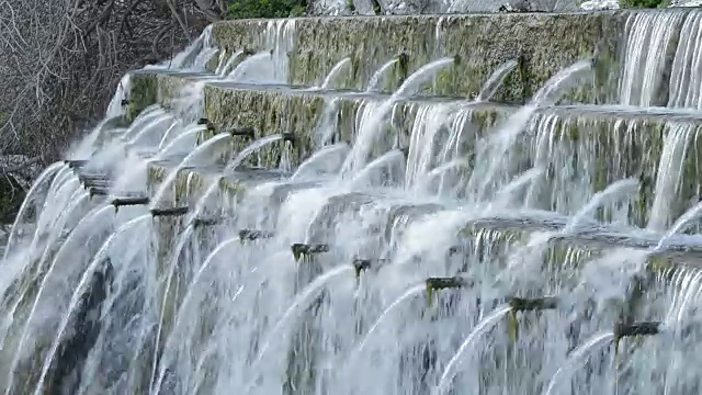 天然泉水与多条管道排出水在河流的诞生视频素材