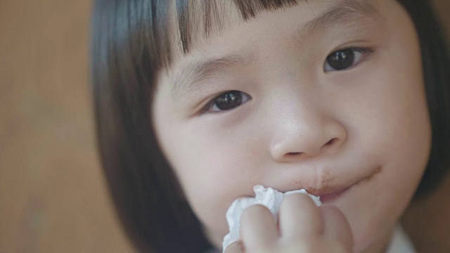 小女孩正在吃冰淇淋视频素材