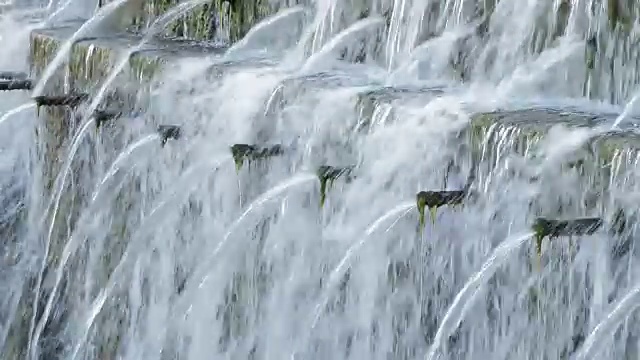 天然泉水与多条管道排出水在河流的诞生视频素材