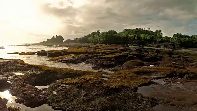 Tanah Lot寺庙在印度尼西亚巴厘岛日落和与海洋潮汐。视频素材