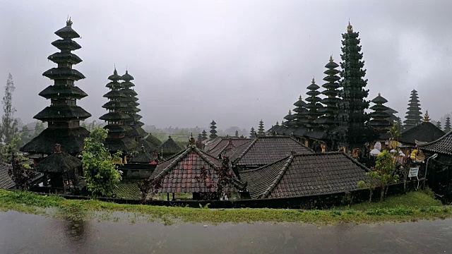 白沙寺建筑在雨天。视频素材