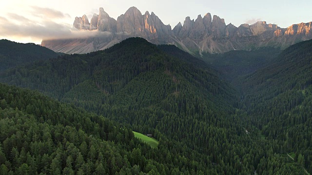 无人机视频圣玛达莱娜圣马达莱娜瓦尔迪富内斯在Dolomites意大利阿尔卑斯山与Furchetta峰的背景视频素材