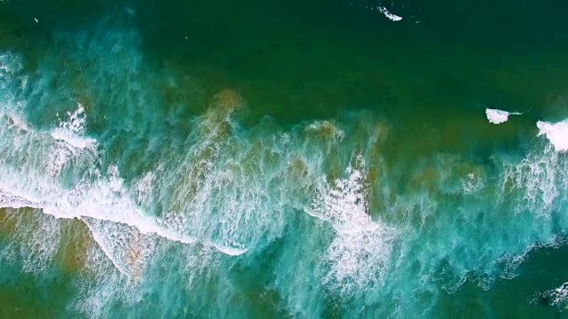 飞过岩石和海浪视频下载