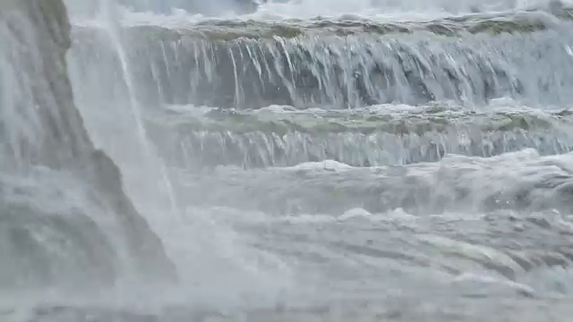 河水在流水中诞生视频素材