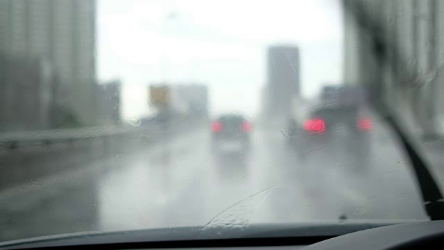 在路上下雨的时候透过车窗看视频素材