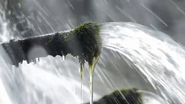 在天然泉水中排水管视频素材