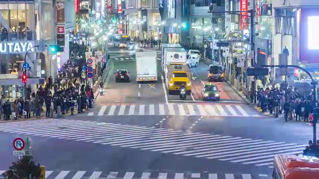 人们走过日本东京著名的涩谷十字路口的时间视频素材