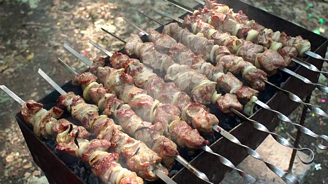 在烤肉上烧烤食物。烤肉羊肉串。视频素材