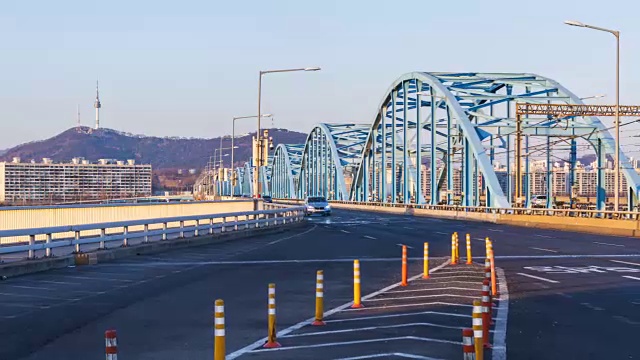 韩国首尔东峰桥上的首尔城市天际线。视频素材