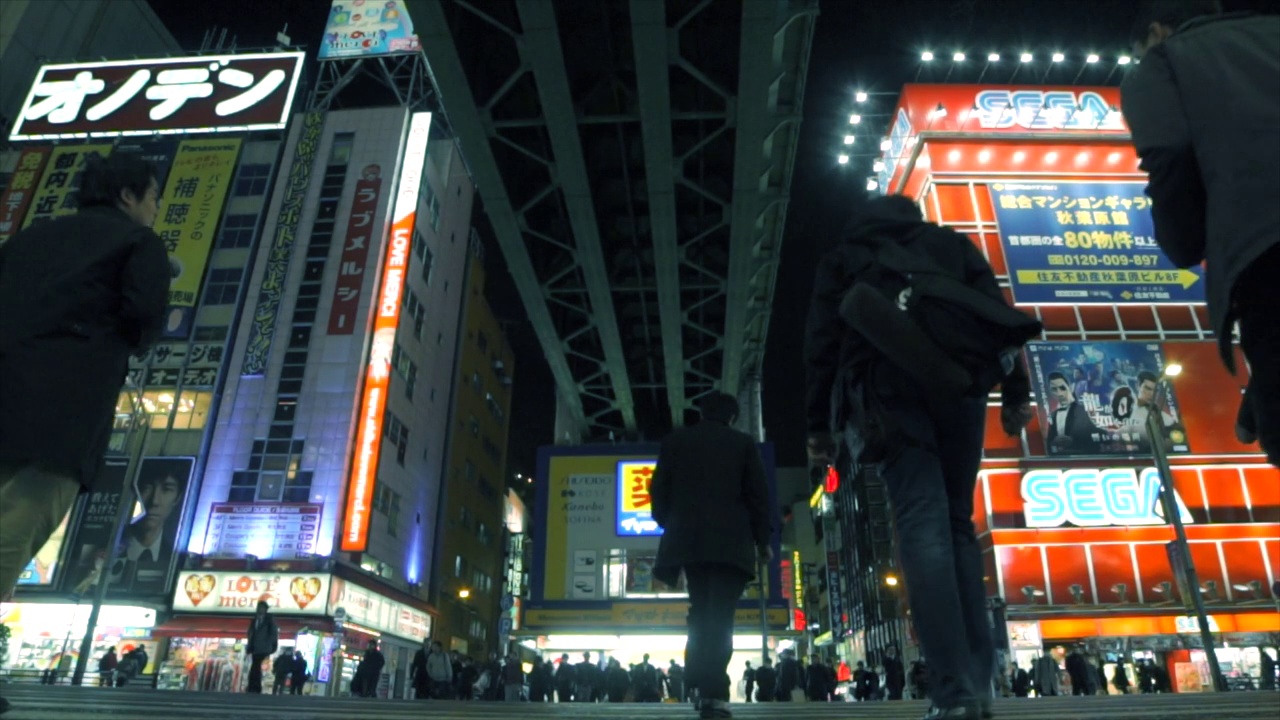 低角度——行人在夜间过人行横道——日本视频素材