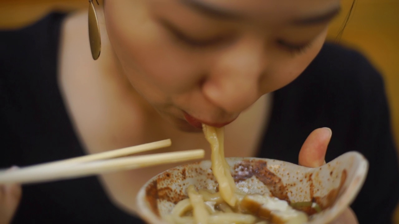 年轻女子吃乌冬面——日本视频下载