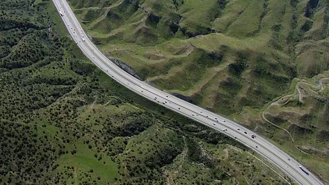 加利福尼亚景观中的多车道高速公路视频素材