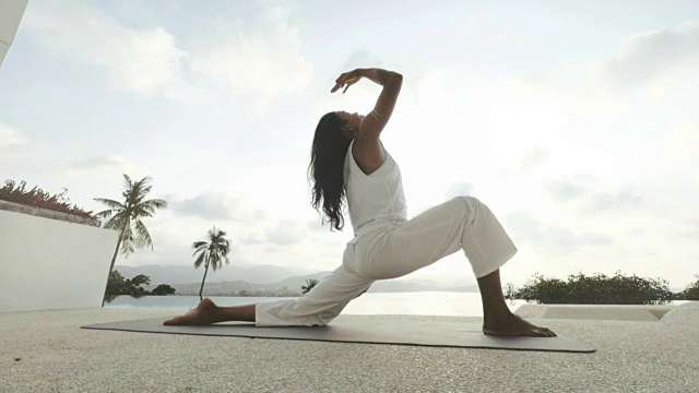 女子练习瑜伽姿势Parshva Upavistha Konasana。健康的生活方式的概念视频素材