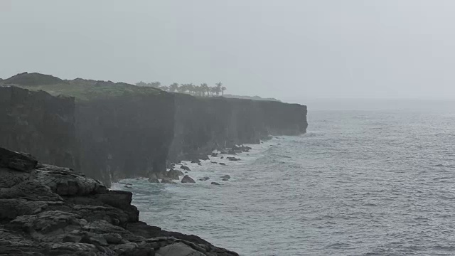 崎岖的海岸线夏威夷大岛视频素材