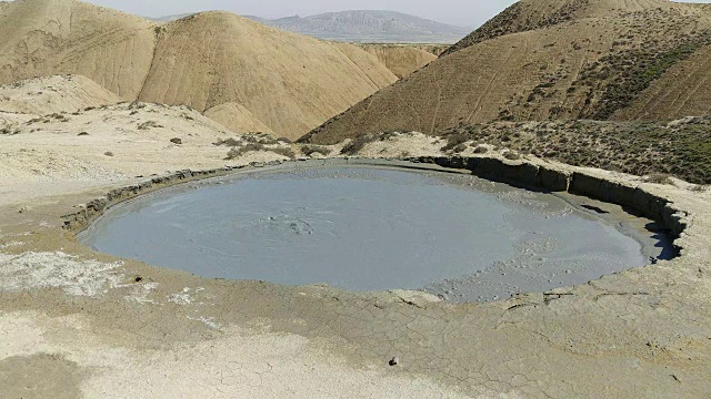 泥火山的火山口，汩汩的泥浆视频下载