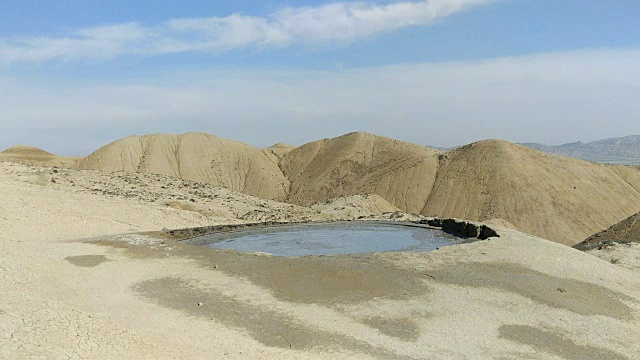 泥火山的火山口，汩汩的泥浆视频下载