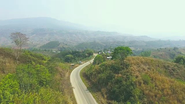 鸟瞰图公路上的山口。视频素材