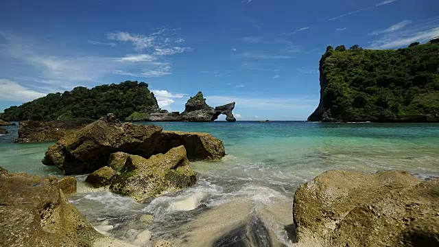 在热带岛屿上冲浪视频素材