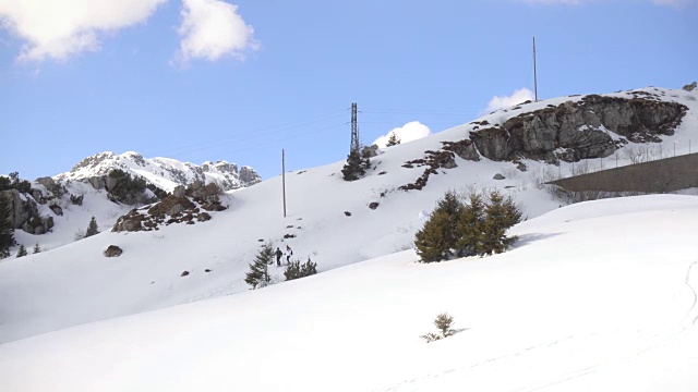 越野滑雪在雪山在冬天视频素材