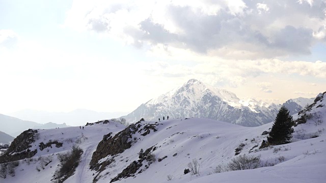 越野滑雪在雪山在冬天视频素材