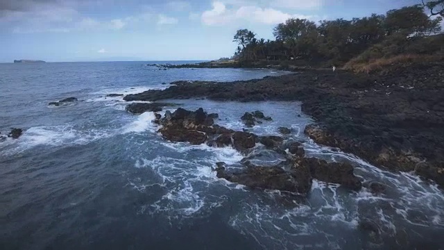 飞越毛伊岛海岸线。视频素材