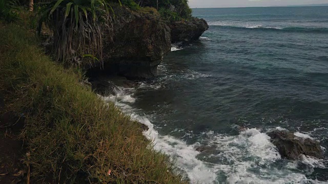 努沙杜瓦海岸线的景观有岩石，明亮的植被，蔚蓝的海洋。视频素材