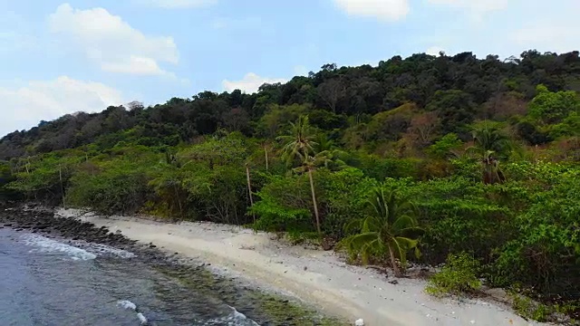 美丽的海滩和大海的鸟瞰图和岛上的椰子树天堂视频素材