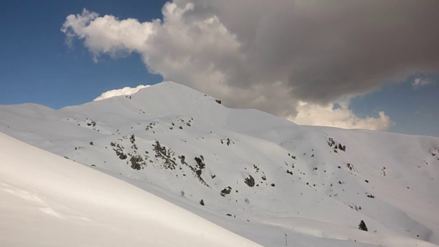 雪山、阿尔卑斯和云朵时光流逝视频素材