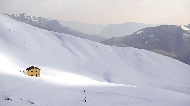 越野滑雪在雪山在冬天视频素材