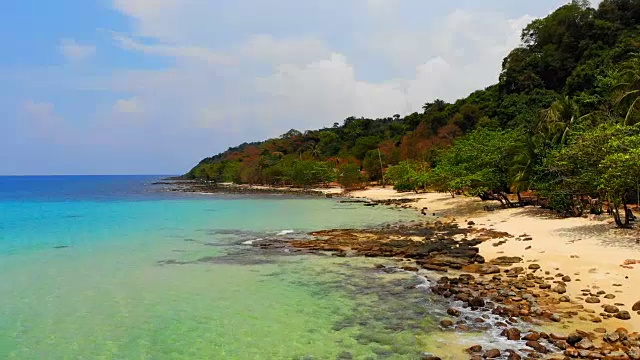 美丽的海滩和大海的鸟瞰图和岛上的椰子树天堂视频素材