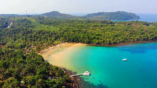 美丽的海滩和大海的鸟瞰图和岛上的椰子树天堂视频素材