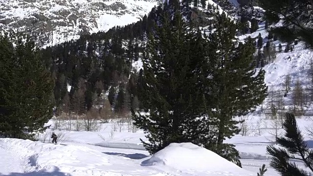 越野滑雪在雪山在冬天视频素材