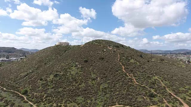 一架无人机在加利福尼亚州桑蒂市一座有水塔的山上升起视频素材