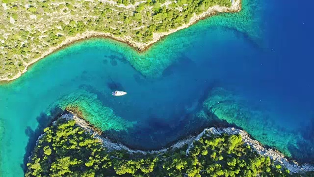 4K无人机拍摄宁静阳光海湾的帆船，实时拍摄视频素材