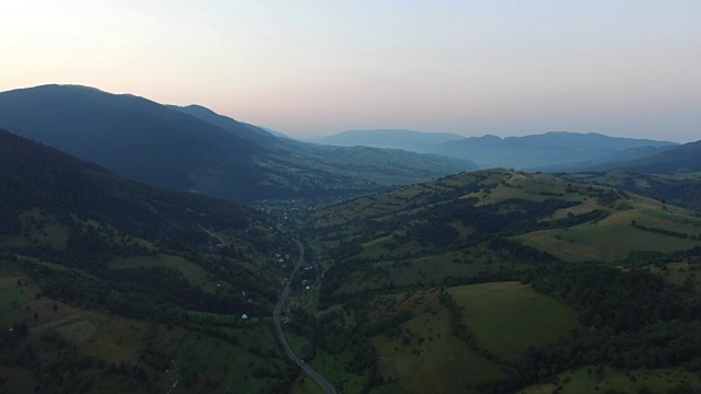 鸟瞰图飞越山脉。乌克兰。Sunevyr。飞越河流。森林山谷。4K分辨率视频素材