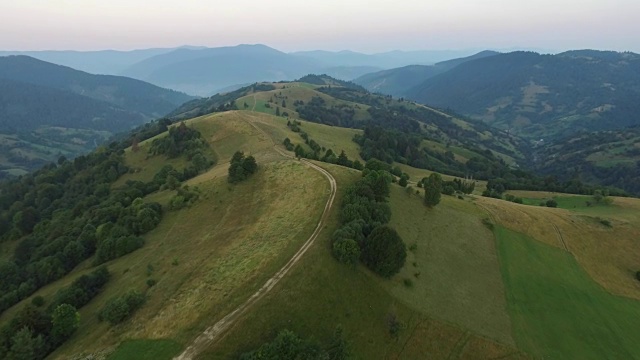 鸟瞰图飞越山脉。乌克兰。Sunevyr。飞过树林。森林山谷。晨雾视频素材