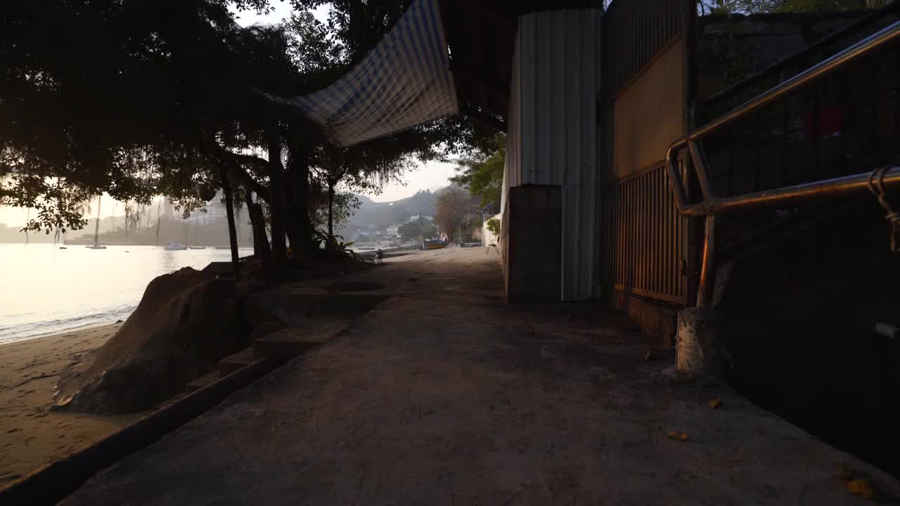 低角度跟踪拍摄，一名女子沿着中国的海岸线行走视频素材