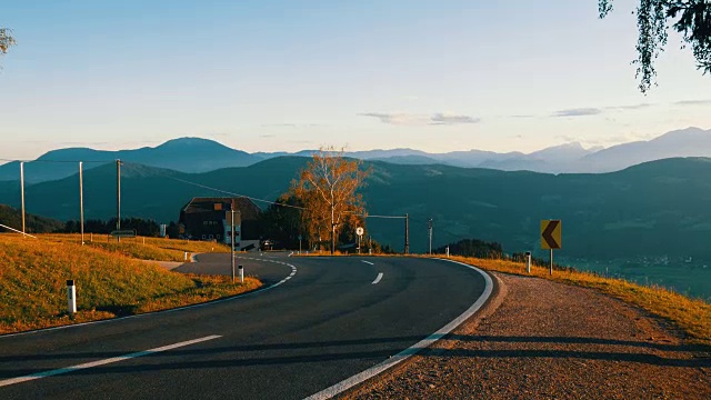 奥地利阿尔卑斯山美丽的山路上骑摩托车，一览群山和绿色草地视频素材