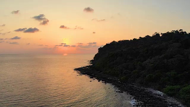 美丽的海滩和大海的鸟瞰图与椰子树在天堂岛日落视频素材