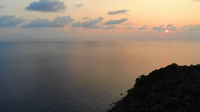 美丽的海滩和大海的鸟瞰图与椰子树在天堂岛日落视频素材