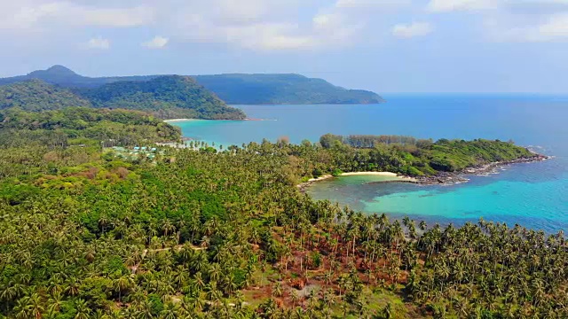 美丽的鸟瞰图海滩和大海与椰子树天堂岛视频素材