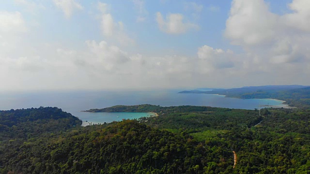 美丽的鸟瞰图海滩和大海与椰子树天堂岛视频素材