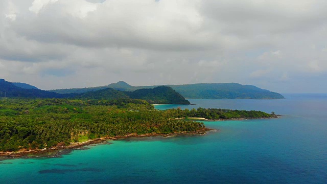 美丽的鸟瞰图海滩和大海与椰子树天堂岛视频素材