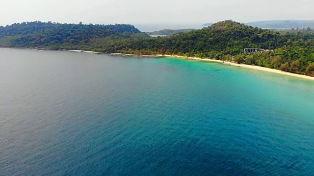 美丽的鸟瞰图海滩和大海与椰子树天堂岛视频素材